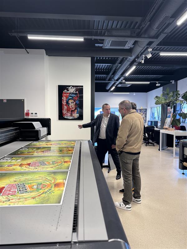 Démonstration sur une imprimante à plat grand format
