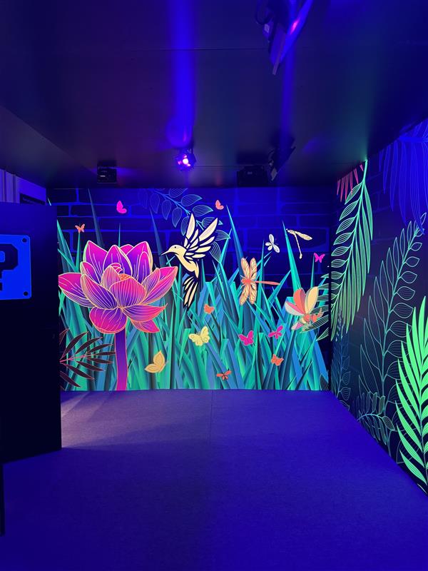 Décor mural fluorescent sous lumière noire